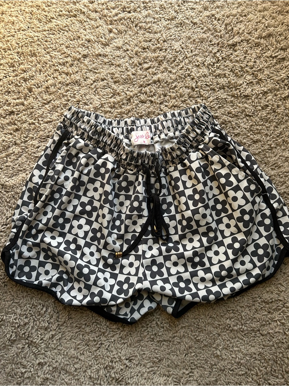 Jess Lea Black & White shorts sz medium
